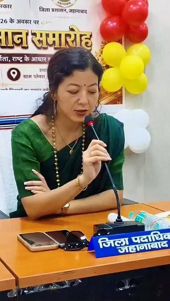 🎓 जहानाबाद के हर विद्यालय में बेहतर आधारभूत संरचना और गुणवत्तापूर्ण शिक्षा—यही संकल्प है “आदर्श जहानाबाद” का।
जिला पदाधिकारी, जहानाबाद श्रीमती छिरिङ वाई भूटिया द्वारा शिक्षकों को शिक्षक दिवस के अवसर पर जिले के सभी शिक्षकों को शुभकामना देते एवं प्रेरित करते हुए कहा गया कि प्रत्येक विद्यालय में बच्चों को सुरक्षित एवं बेहतर शैक्षणिक वातावरण, आवश्यक आधारभूत सुविधाएं और गुणवत्तापूर्ण शिक्षा उपलब्ध कराना जिला प्रशासन की प्राथमिकता है।
उन्होंने शिक्षकों से उनके गुणवत्तापूर्ण शिक्षा उपलब्धता में महत्वपूर्ण भूमिका बताते हुए आह्वान किया कि शिक्षा को केवल पाठ्यक्रम तक सीमित न रखते हुए बच्चों में अनुशासन, आत्मविश्वास, जिज्ञासा, नवाचार एवं उत्कृष्टता की भावना विकसित करें जिससे कि जहानाबाद जिले के हर अभिवाभक एवं बच्चा का सपना सरकारी विद्यालय में पढ़ना हो। इस सपने को साकार करने के लिए जिला पदाधिकारी के नेतृत्व में जिला प्रशासन पू�