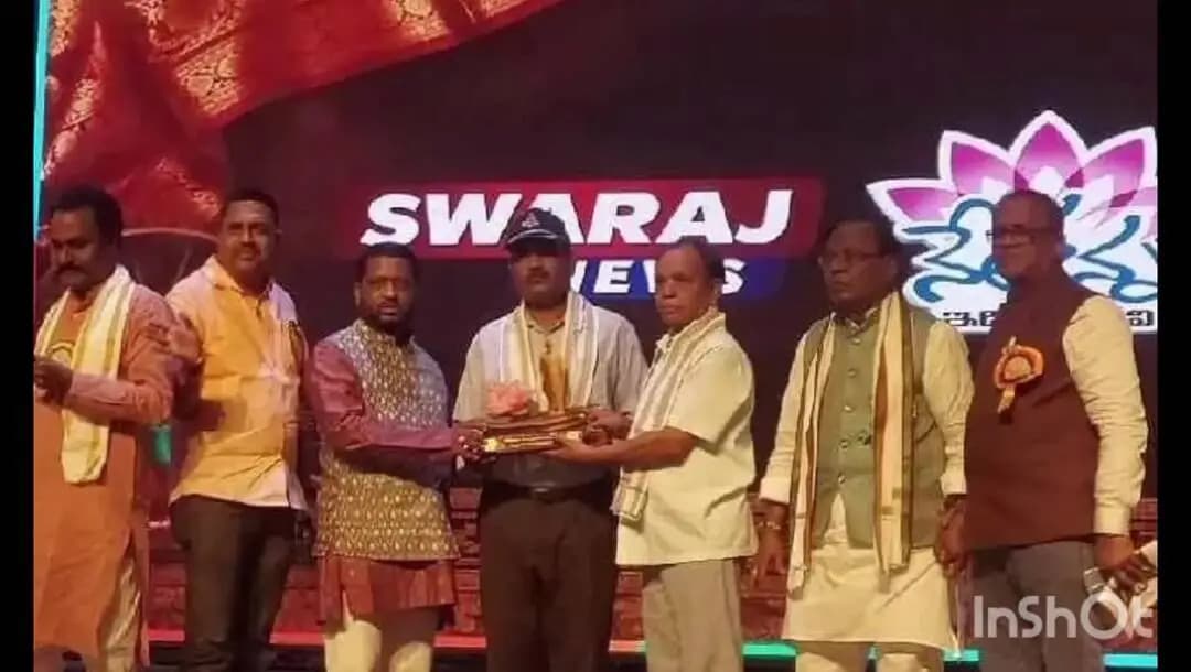 రాయపర్తి: కొండా లక్ష్మణ్ బాపూజీ పురస్కారాన్ని అందుకున్న విశ్రాంత సైనికోద్యోగి గజవెల్లి నరసింహారాములు