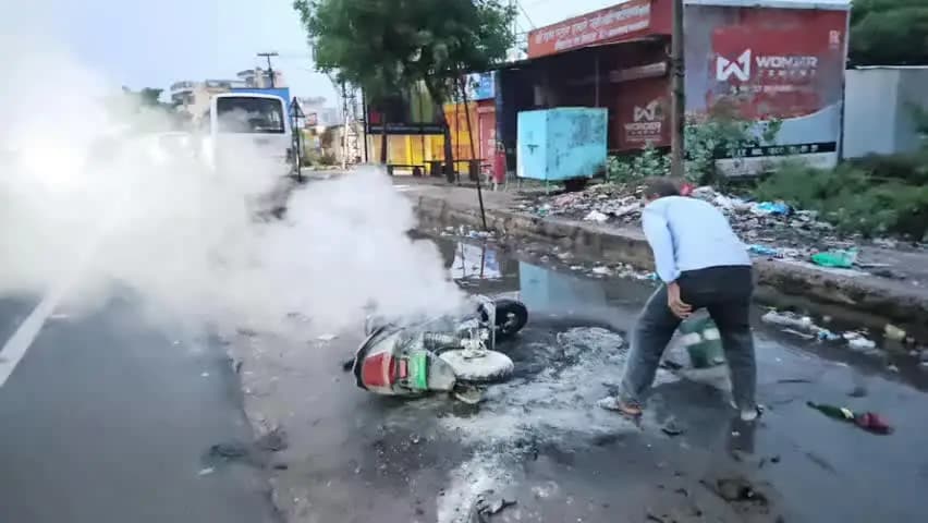 लालसोट: लालसोट शहर के गंगापुर रोड पर पेट्रोल पंप परिसर में खड़ी इलेक्ट्रिक स्कूटी में लगी आग, बड़ा हादसा टला