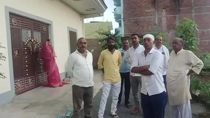 मोहनिया: मायके से परिजनों के साथ पहुंची नवविवाहिता ससुराल वालों ने नहीं खोला दरवाजा तो घर के बाहर धरने पर बैठी,वार्ड 13 का मामला।