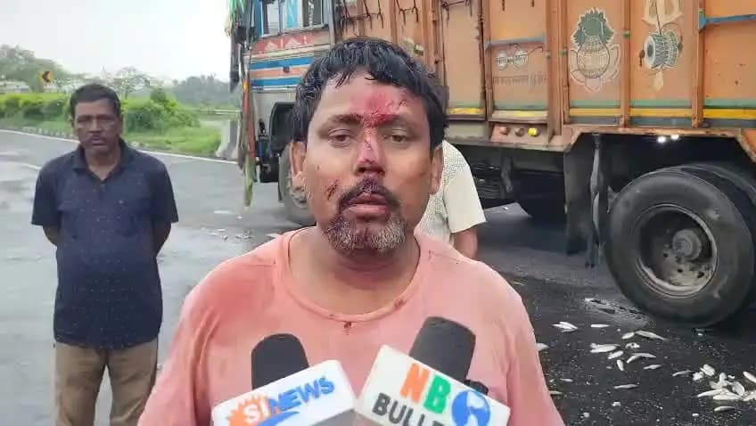 জলপাইগুড়ি: জাতীয় সড়কে দাঁড়িয়ে থাকা লরির পেছনে মাছবোঝাই পিকআপের ধাক্কা, চালক আটকে গাড়িতে—রাস্তায় ছড়ানো মাছ কুড়োতে ব্যস্ত জনত