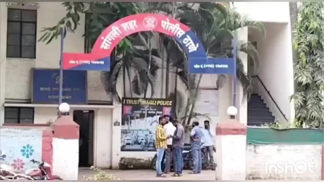 मिरज: सांगलीत दारू पिऊन तोल जाऊन रस्त्यात पडलेल्या एकाच्या अंगावरून अज्ञात चारचाकी गेल्याने एकाचा मृत्यू