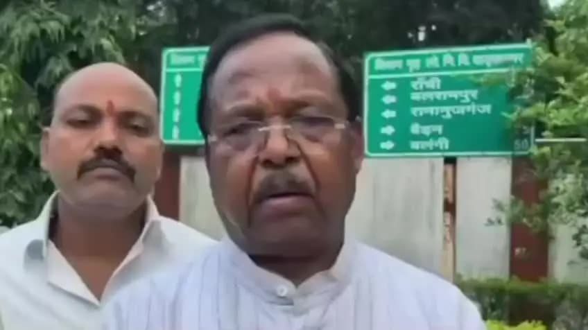 वाड्रफनगर: सड़क मरम्मत में लापरवाही पर मंत्री नेताम सख्त, बोले- ऐसे अधिकारियों के लिए मेरे विधानसभा क्षेत्र में जगह नहीं
