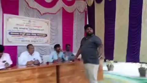 ಗಜೇಂದ್ರಗಡ: ನರೇಗಲ್ ನಲ್ಲಿ ಪ್ರಜಾ ಸೇವಾ ಕಾರ್ಯಕ್ರಮದಲ್ಲಿ ಅಧಿಕಾರಿಗಳನ್ನು ತೆಗೆದುಕೊಂಡ ಗ್ರಾಮಸ್ಥರು