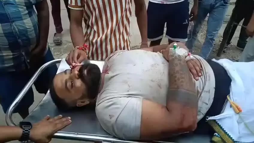 कानपुर: नवाबगंज में पुरानी रंजिश को लेकर हमला, 20 लोगों पर आरोप, पीड़ित हैलट में भर्ती