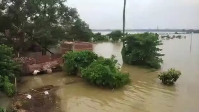पूर्वी गुण्डी पंचायत के अंतर्गत अवदान राय के टोला के लोगों को बाढ़ में स्थिति जर्जर है।