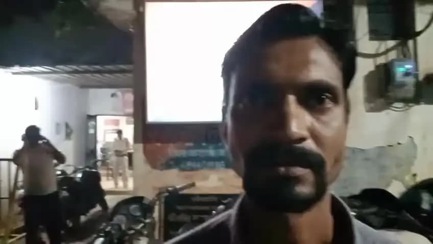 🚨 दिनदहाड़े चाकू की नोक पर लूट से सनसनी
2700 रुपये छीने, विरोध करने पर युवक से मारपीट; पुलिस की कार्रवाई पर उठे सवाल
कट