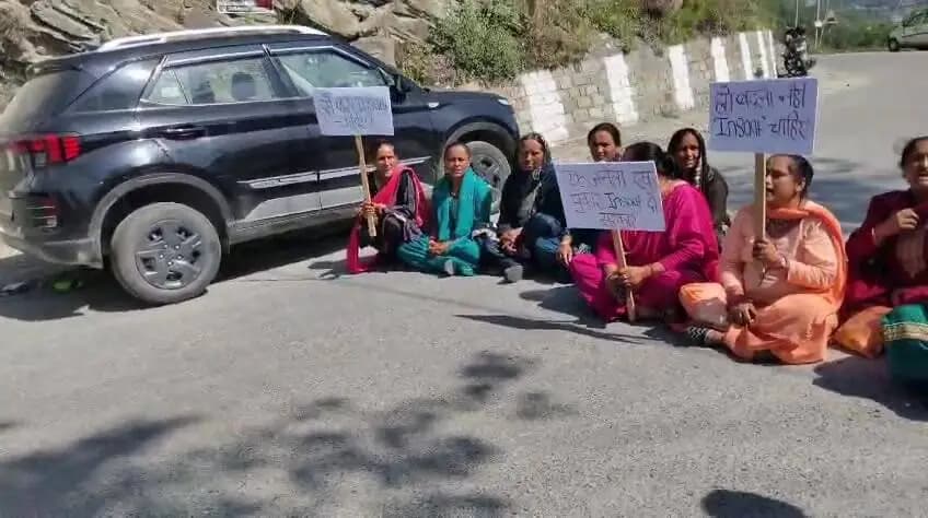 चम्बा: चुराह में नेगी राम हत्याकांड के बाद परिजनों ने किया चक्का जाम