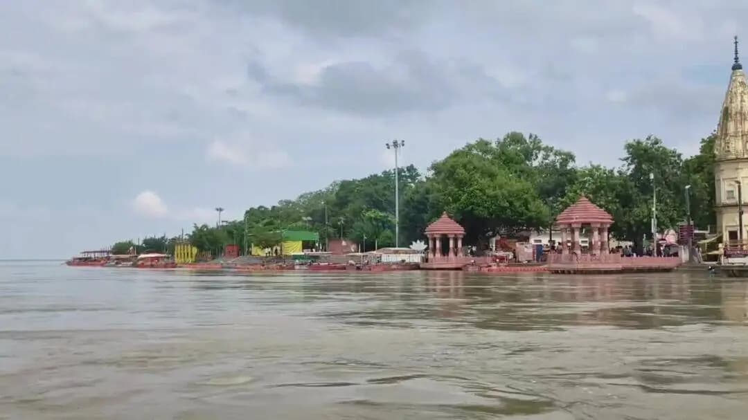 सदर: सरयू का बढ़ता जलस्तर बना मुसीबत, गुप्तार घाट पर बाढ़ राहत दल किया गया तैनात