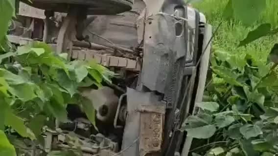 बैरगनियां: बैरगनिया में बांध ढाला पर स्कॉर्पियो पलटी, पुलिस जांच में जुटी