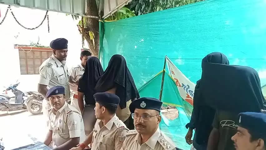 गोड्डा: गोड्डा पुलिस को मिली बड़ी सफलता, चोरी की कई वारदातों का खुलासा, 4 अभियुक्त गिरफ्तार, भारी मात्रा में सामान जब्त
