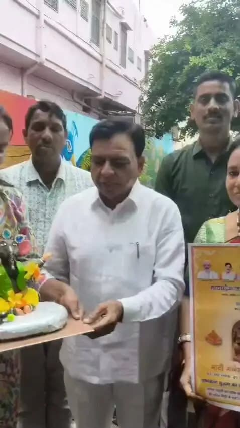 मंदसौर में मध्य प्रदेश के उपमुख्यमंत्री, परिषद् के उपाध्यक्ष श्री जगदीश देवड़ा ने मध्यप्रदेश जन अभियान परिषद् द्वारा संचालित " माटी गणेश_सिद्ध गणेश" अभियान का शुभारंभ मंदसौर जिले से प्रदेश की समस्त आम जनता को "हर घर गणेश_ घर घर गणेश" के संदेश के साथ किया ।
इस अवसर पर जिला समन्वयक श्रीमती तृप्ति बैरागी, विकासखंड समन्वयक श्रीमती अर्चना भट्ट, सहित सामाजिक कार्यकर्ता उपस्थित रहे।
#Mandsaur
#मंदसौर