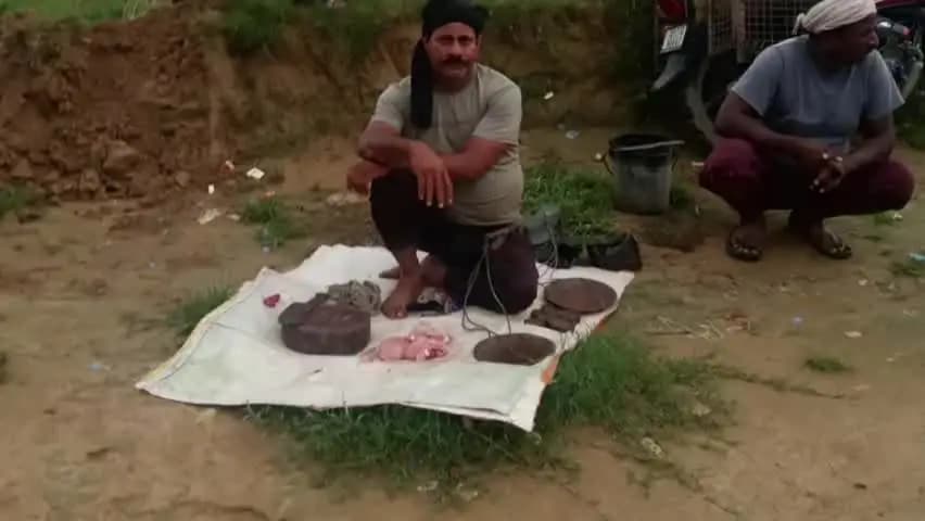 पुवायां: दुल्हापुर बाजार में खुले में बकरा-मुर्गा काटने का आरोप, ग्रामीणों ने मुख्यमंत्री पोर्टल पर की शिकायत