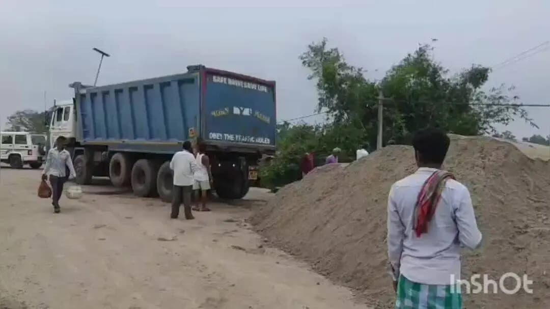 মানিকচক: জলে প্লাবিত ভূতনি ব্রিজ সংযোগকারী রাস্তা, বিকল্প পথ তৈরি করতে শুরু করেছে কাজ