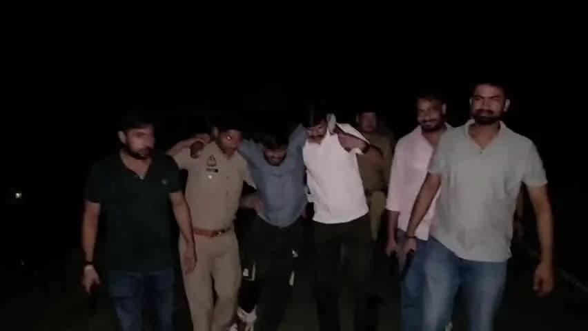 कौंच: दंपति को बंधक बनाकर डकैती डालने वाले बदमाशों से पुलिस की मुठभेड़, अंडा-बिरगुवां रोड पर 1 बदमाश घायल, 2 ने किया सरेंडर