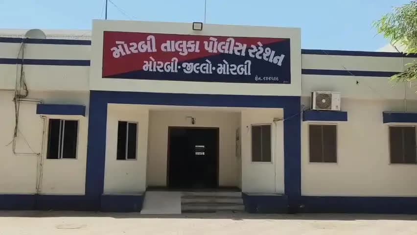 મોરબી: મોરબીના જાબુડિયા ગામમાં જાહેરમા જુગાર રમતા પાંચ ઈસમો ઝડપાયા