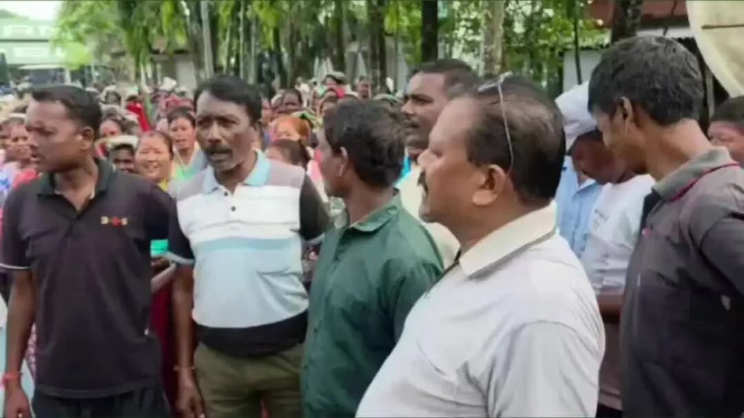 কুমারগ্রাম: কুমারগ্রাম চা-বাগানে শ্রমিকদের গেট, বিভিন্ন দাবিতে সরব শ্রমিকরা