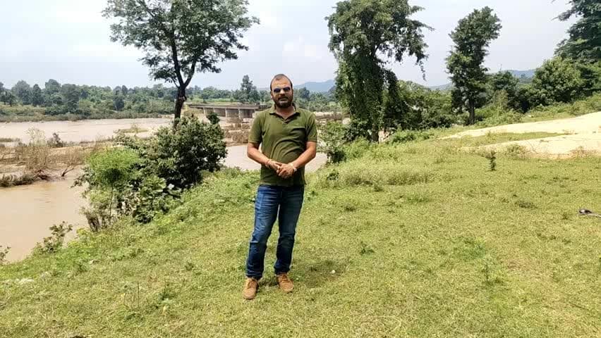 गारू: नवनिर्मित सरयू एवं गारू प्रखंड के बीच बहने वाली कोयल नदी में पुल निर्माण कार्य 10 वर्षों से है लंबित।