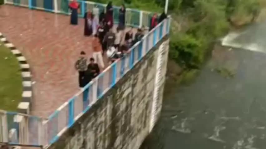 झांसी: रील बनाने के जुनून ने युवक को पहुंचाया अस्पताल, 30 फीट ऊंचे बांध से लगाई छलांग, चट्टान से टकराए दोनों पैर, फैक्चर