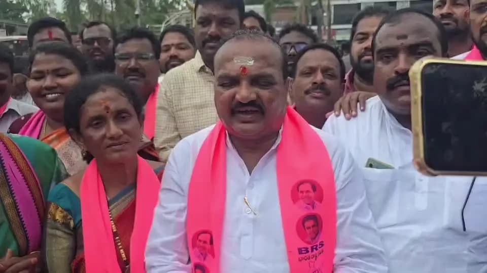 సిరిసిల్ల: అంబేద్కర్ చౌక్ లో నిరసన తెలిపిన అనంతరం మాట్లాడుతున్న బిఆర్ఎస్ పార్టీ సిరిసిల్ల పట్టణ శాఖ అధ్యక్షుడు జిందం చక్రపాణి
