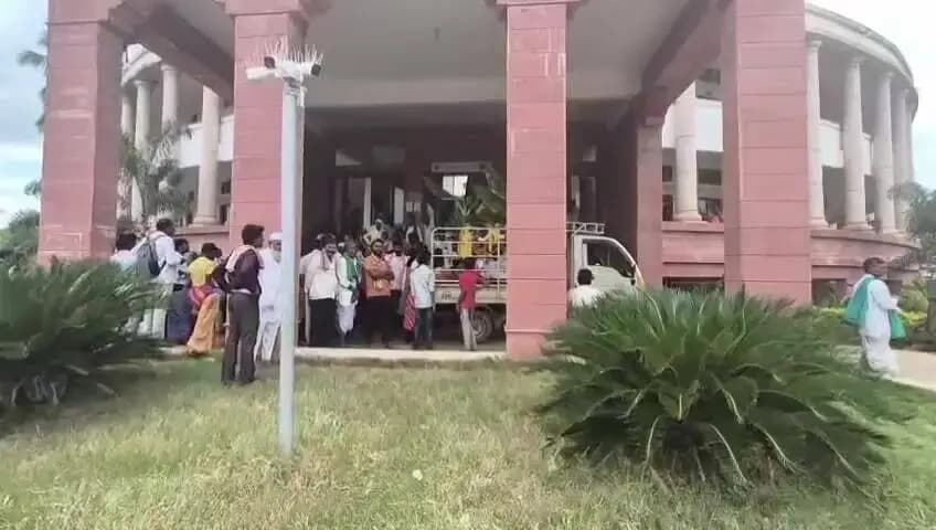 ಜಮಖಂಡಿ: ಆಸ್ತಿಯಲ್ಲಿ ಪಾಲು ಸಿಗದ ಹಿನ್ನೆಲೆ, ನಗರದ ತಹಶೀಲ್ದಾರ ಕಚೇರಿ ಮುಂದೆ ತಂದೆಯ ಶವ ತಂದಿಟ್ಟು ಮಕ್ಕಳ ಪ್ರತಿಭಟನೆ