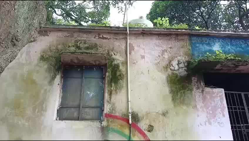 ଲକ୍ଷ୍ମୀପୁର: ଲକ୍ଷ୍ମୀପୁର ନିର୍ବାଚନ ମଣ୍ଡଳୀ ଅନ୍ତର୍ଗତ ଦଶମନ୍ତପୁର ବ୍ଲକ କଡତାସ ଗ୍ରାମର ଅଙ୍ଗନୱାଡ଼ି କେନ୍ଦ୍ର ଜରାଜୀର୍ଣ୍ଣ ଅବସ୍ଥାରେ ରହିଛି ମରାମତି ପାଇଁ