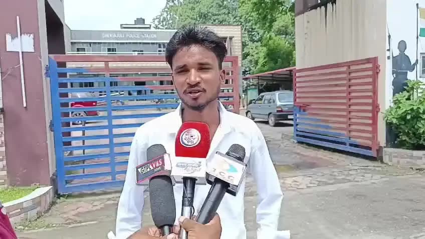 ঢেকিয়াজুলি ভাগ: লুটপাটৰ ঘটনাৰ বিৰুদ্ধে ঢেকীয়াজুলি ত ক্ষোভিত আদিবাসী ছাত্ৰ সন্থাৰ নেতা