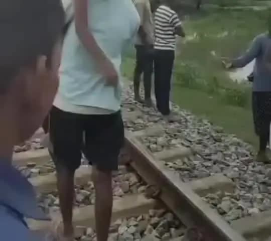 तिलहर: पतराजपुर में दो बच्चों की डूबने से हुई मौत, विधायक सलोना कुशवाहा ने परिजनों को ₹4-4 लाख मुआवजा देने के दिए निर्देश