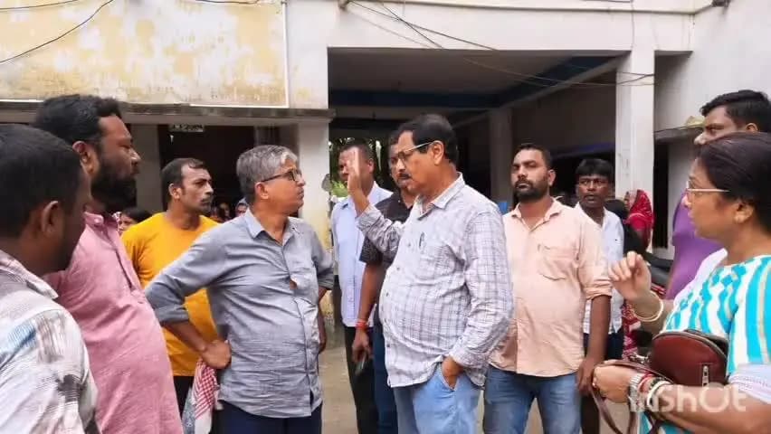 ইংরেজবাজার: খাসকোল এলাকায় বন্যা দুর্গতদের সাথে দেখা করলেন বিজেপির দক্ষিণ মালদা নেতৃত্ব