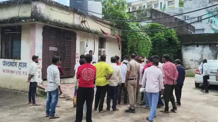 छतरपुर नगर: देरी रोड स्थित हरी वाटिका के पीछे युवक को लगा करंट, जिला अस्पताल में मृत घोषित