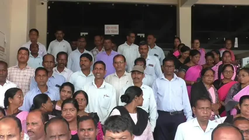 ଦେବଗଡ: ଜିଲ୍ଲା ପ୍ରାଥମିକ ଶିକ୍ଷକ ସଙ୍ଘ ପକ୍ଷରୁ ପଦୋନ୍ନତି ଦାବିରେ ଜିଲ୍ଲାପାଳଙ୍କ କାର୍ଯ୍ୟାଳୟ ଘେରାଉ ଓ ଦାବିପତ୍ର ପ୍ରଦାନ
