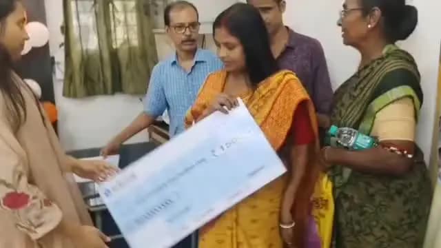 খানাকুল ১: ভাতা বৃদ্ধিতে খুশি বৃদ্ধ-বৃদ্ধা ও শারীরিক অক্ষমরা;আরামবাগে প্রশাসনের চেক প্রদান