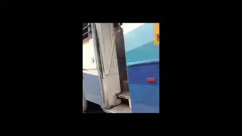 கடலூர்: கடலூர் அருகே சீருடைகள் இருந்த பள்ளி மாணவரிடம் பயண சீட்டு கேட்டு வாதி வழியில் அரசு பேருந்து ஓட்டுனர் இறக்கி விட்டதால் பரபரப்பு