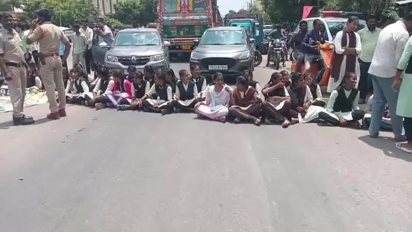 పరకాల: పరకాలలో పాలిటెక్నిక్ విద్యార్థుల ధర్నా: గంటసేపు నిలిచిన ట్రాఫిక్