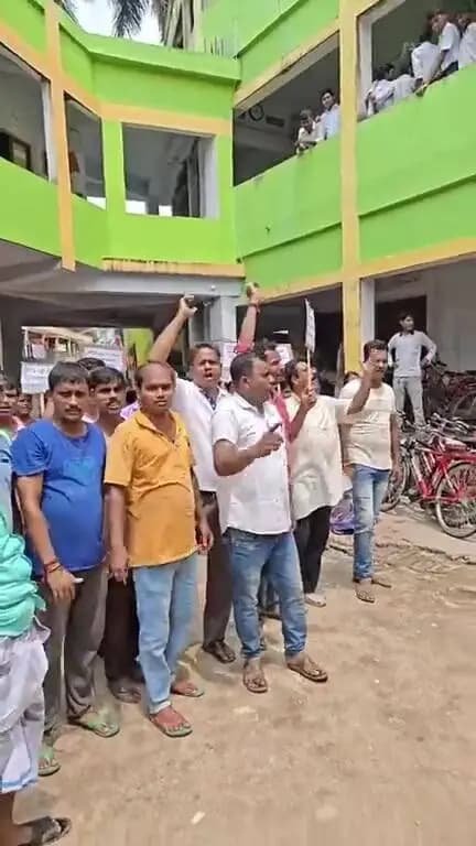 আমতা ২: নারীট ন্যায়রত্ন ইনস্টিটিউশনের প্রধান শিক্ষকের বিরুদ্ধে দুর্নীতির অভিযোগে বিক্ষোভ
