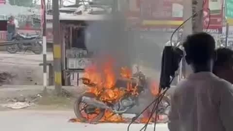 शेखपुरा: शेखपुरा के मेहूस मोड़ के समीप चलती बाइक में अचानक आग लगी, धू-धू कर जली; चालक ने कूदकर बचाई जान