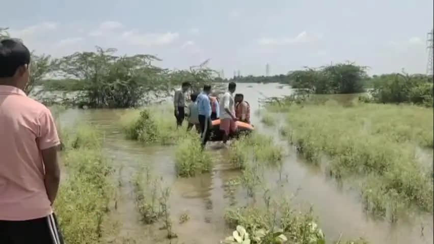 मुरैना: डोमपुरा गांव के सिद्ध आश्रम में पानी भरा, पुजारी ने मंदिर छोड़ने से किया इंकार, एसडीआरएफ टीम वापस लौटी