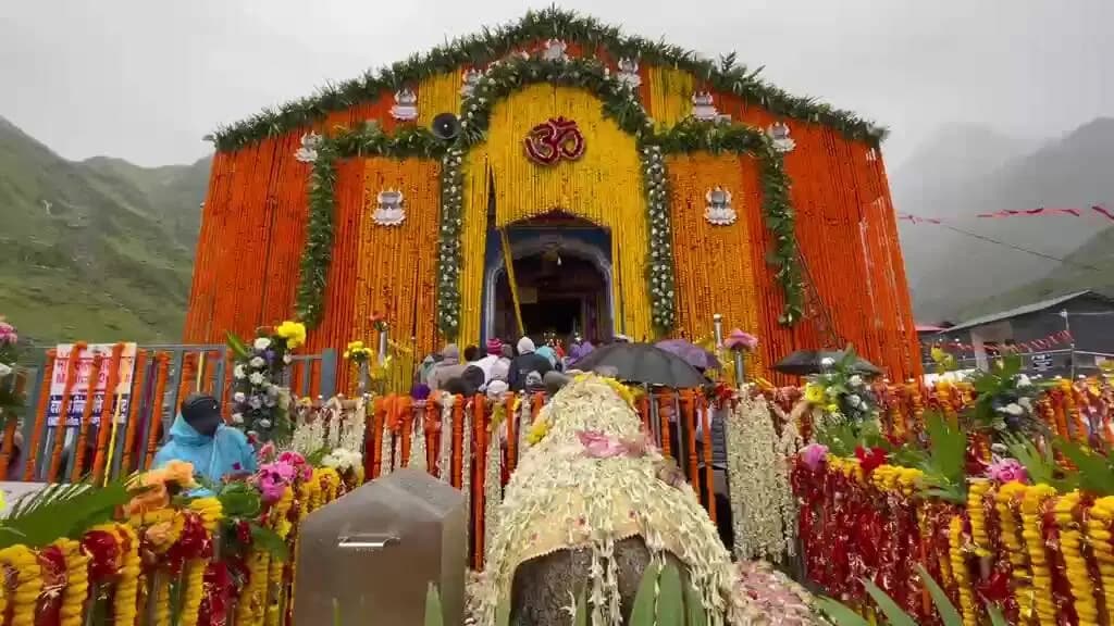 रुद्रप्रयाग: केदारनाथ मंदिर में दिव्य फूलों से सजा बाबा केदार का धाम, श्रद्धालुओं में उत्साह
