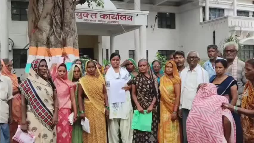 आज़मगढ़: गंभीरबन के ग्रामीण कमिश्नर दरबार पहुंचे, सौंपा ज्ञापन, कहा- कुछ लोग सरकार की योजनाओं के पात्र बनने में बाधा बन रहे हैं