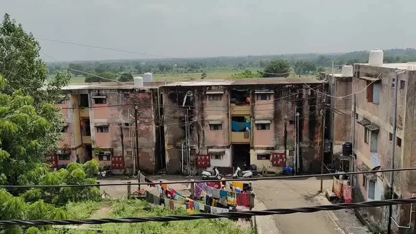 मंदसौर: टिकरिया में 500 क्वार्टर की जर्जर बिल्डिंगों और मूलभूत सुविधाओं पर रहवासियों का गुस्सा