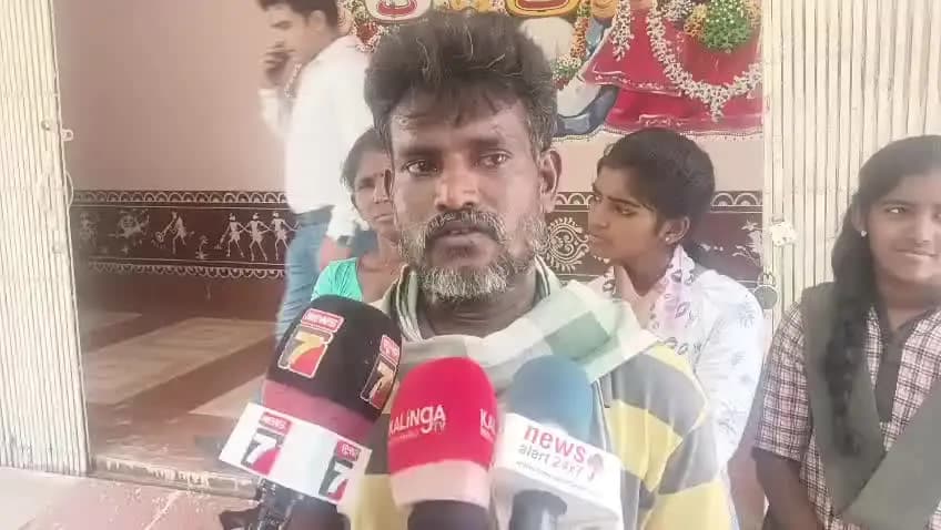 ରାୟଗଡା: ଜିଲ୍ଲାପାଳଙ୍କ ଅଭିଯୋଗ ଶୁଣାଣି ଶିବିରରେ ସପରିବାରେ ଆତ୍ମହତ୍ୟା ଧମକ ଦେଇ ଅଭିଯୋଗକାରୀଙ୍କ ପ୍ରତିକ୍ରିୟା