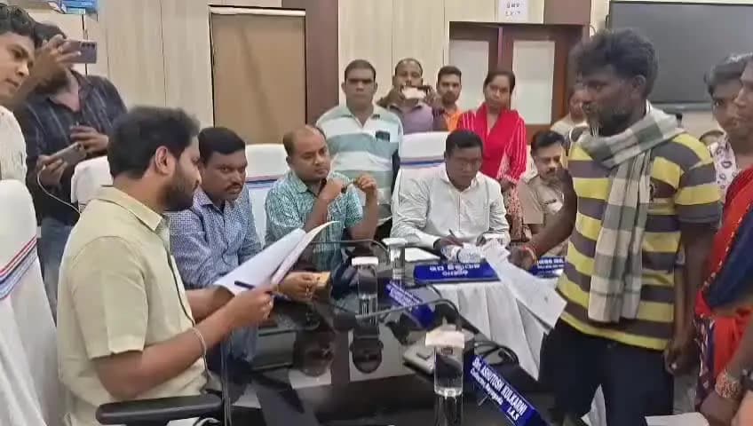 ରାୟଗଡା: ଜିଲ୍ଲା ପରିଷଦ ସମ୍ମିଳନୀ କକ୍ଷରେ ଜିଲ୍ଲାପାଳଙ୍କ ଯୁଗ୍ମ ଅଭିଯୋଗ ଶୁଣାଣି ଶିବିର ଅନୁଷ୍ଠିତ