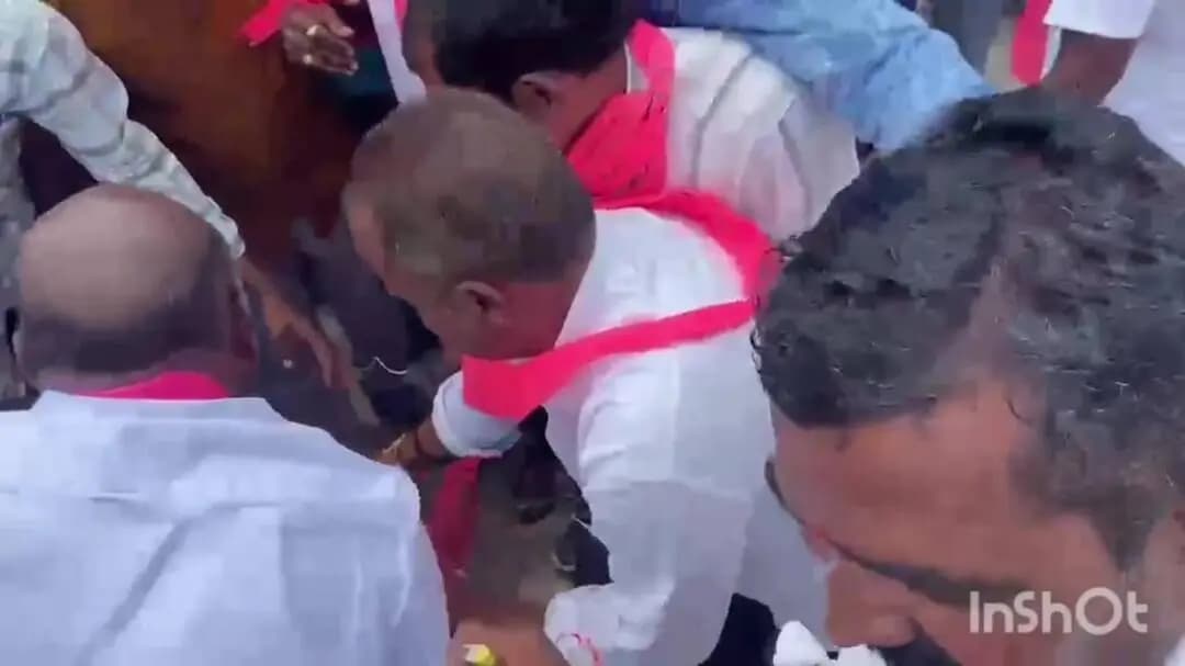 బిజినేపల్లి: బిజినేపల్లిలో సీఎం రేవంత్ రెడ్డి దిష్టిబొమ్మ దహనం: పోలీసులతో బిఆర్ఎస్ నాయకుల తోపులాట