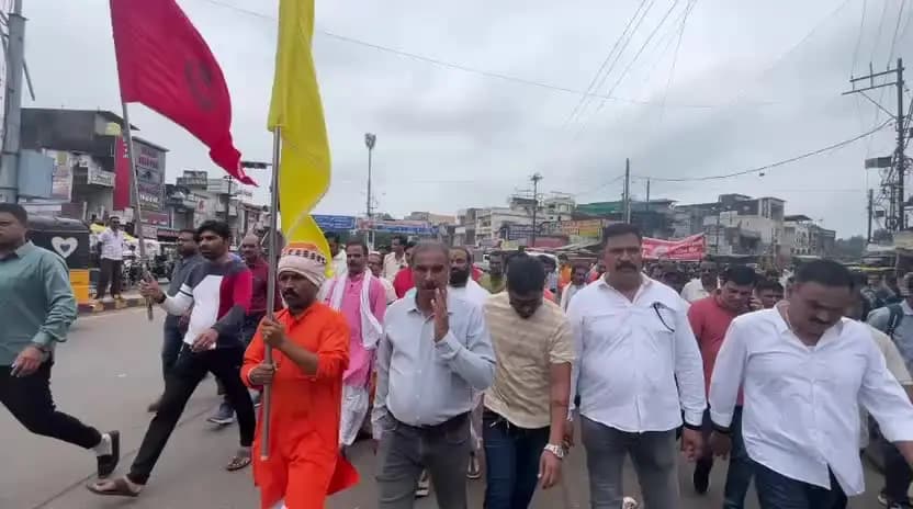 प्रतिमा खंडित होने से भड़का आक्रोश, अधारताल बंद; पचमठा मंदिर में चोरी के विरोध में सड़क पर उतरे लोग
