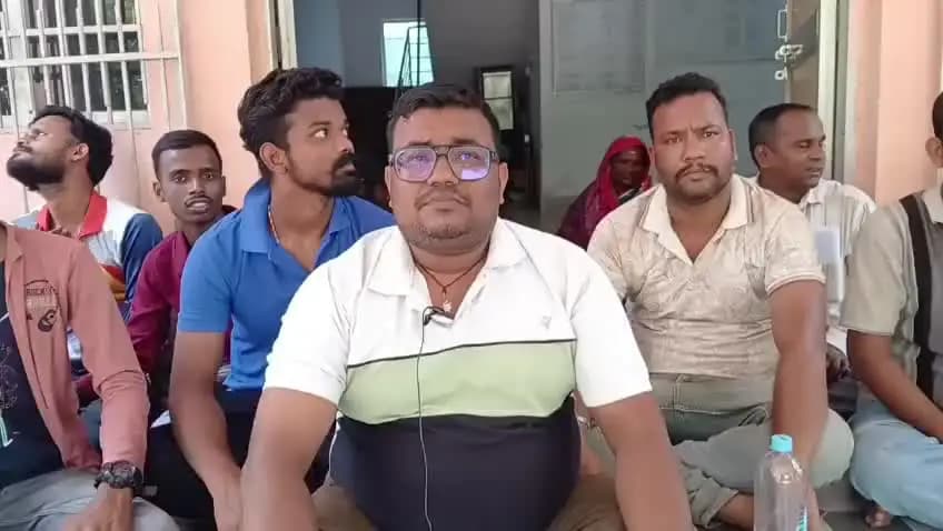 ନୟାଗଡ: ଜୟପୁର ସରକାରୀ ଉଚ୍ଚ ବିଦ୍ୟାଳୟ ରେ ଶିକ୍ଷକ ଅଭାବ, ଜିଲ୍ଲା ଶିକ୍ଷା ଅଧିକାରୀଙ୍କ କାର୍ଯ୍ୟାଳୟ ଆଗରେ ଗଣଧାରଣା ,ପ୍ରତିକ୍ରିୟା ରଖିଲେ ଅଭିଯୋଗକାର