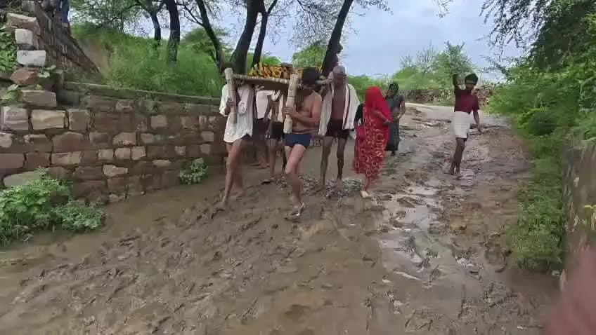 सबलगढ़: गर्भवती महिला को खटिया पर अस्पताल ले जाया गया, वीडियो जमकर वायरल
