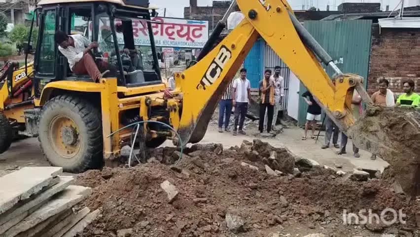 लहार: लहार में अतिक्रमणकारियों के न मानने पर चला बुल्डोजर, सीएमओ और थाना प्रभारी रहे मौजूद