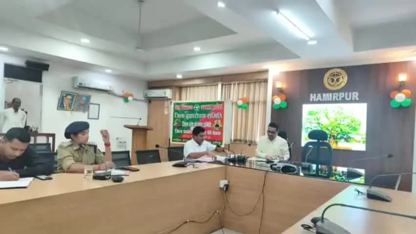 हमीरपुर: हमीरपुर में पौधरोपण के बाद जीविता पर निगरानी, जियो-टैगिंग में तेजी के निर्देश, सिंगल यूज प्लास्टिक पर चलेगा अभियान