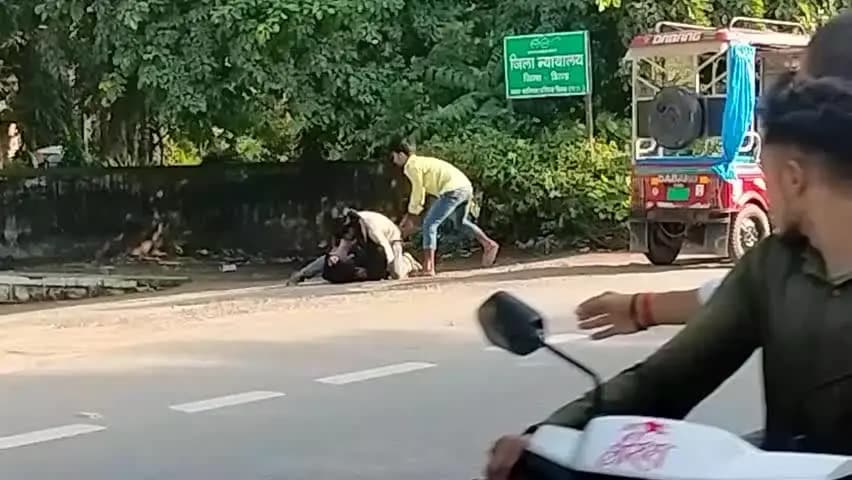 भिंड नगर: जिला न्यायालय परिसर के मेन गेट पर वकील से अज्ञात लोगों ने की मारपीट, वीडियो हुआ वायरल
