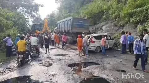 चकाई: बटिया जंगल में तेज रफ्तार हाइवा ने कार और बाइक को कुचला, दो की हुई मौत